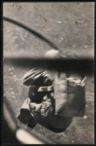 Fotografie Fallschirmjäger spring mit vollem Gepäck aus dem Flugzeug