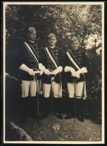 Fotografie drei junge Studenten im vollen Wichs mit Schläger und Biertönnchen