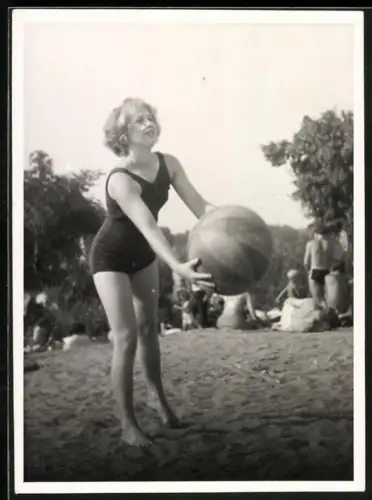 Fotografie junge blonde Frau im Badeanzug mit Strandball