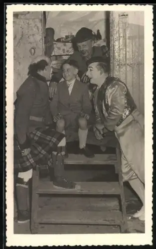 Fotografie junger Knabe zwischen Zirkus Clowns