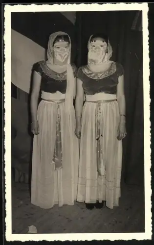 Fotografie zwei junge in Kostümen mit Gesichtsschleier und orientalischen Kleidern