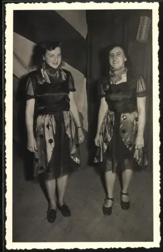 Fotografie zwei Frauen zum Fasching in Kostümen