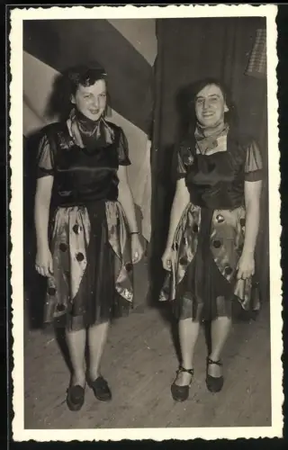 Fotografie junge Frauen haben sich zum Fasching verkleidet