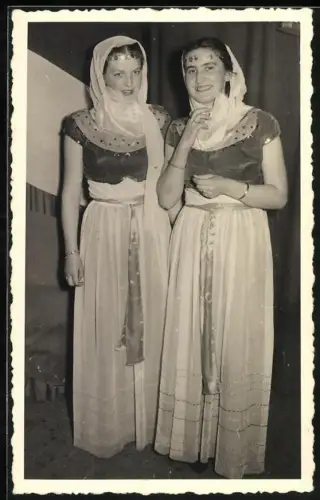 Fotografie zwei Damen zum Fasching in orientalischen Kleidern