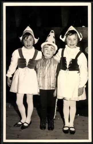 Fotografie drei kleine Kinder zum Fasching in Kostümen, Tracht Niederlande und Clown