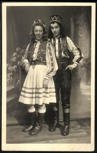 Fotografie junges Paar in Tracht zum Fasching