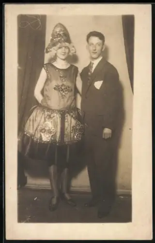 Fotografie junges Paar in Verkleidung zum Fasching