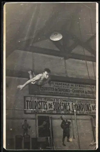 Fotografie muskulöser Turner am Reck