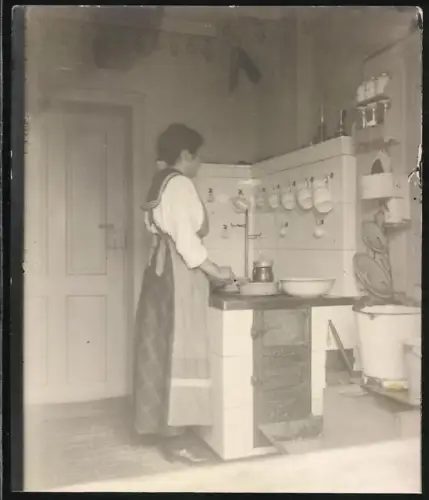 Fotografie Hausfrau am heimischen Herd beim Kochen