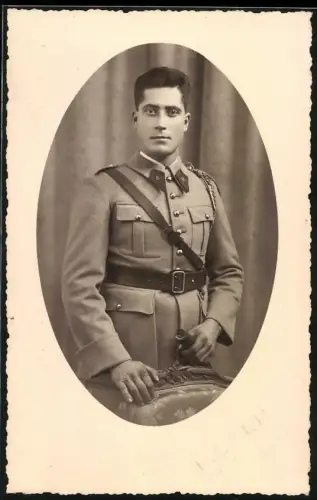 Fotografie franzöischer Soldat in die Uniform Rgt. 8 mit Schützenschnur