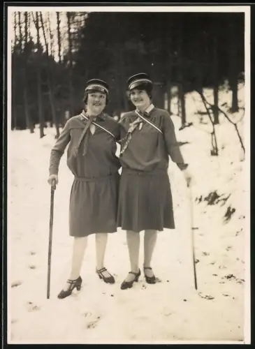 Fotografie zwei junge Studentinnen im Kleid mit Couleur