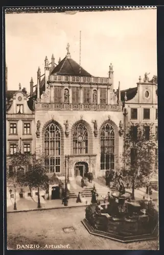 AK Danzig, Artushof mit Brunnen