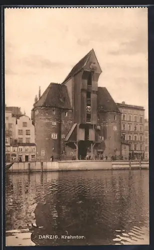 AK Danzig, Krahntor mit Passanten