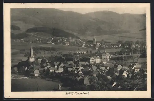 AK Bigge /Sauerland, Ortsansicht mit Kirche und umliegenden Bergen