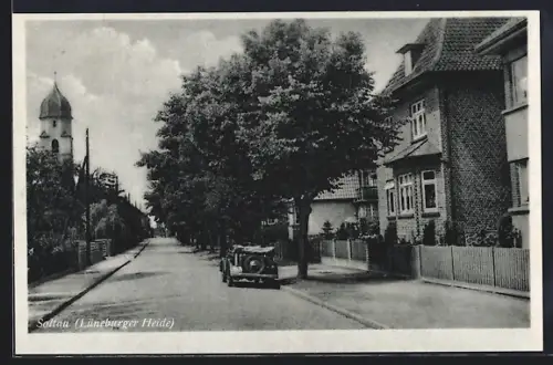 AK Soltau /Lüneburger Heide, Strassenansicht mit Kirche und Wohnhäusern