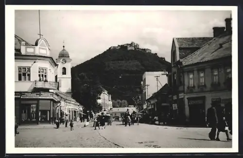 AK Huszt, Fo utca a várral