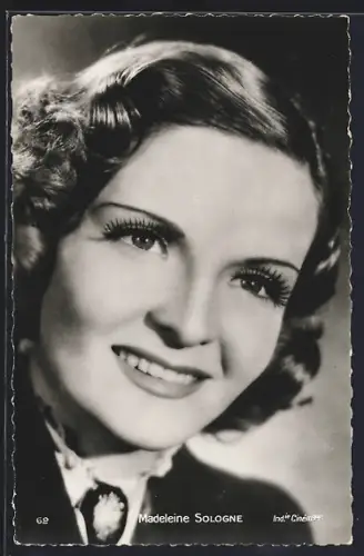 AK Schauspielerin Madeleine Sologne mit geschminkten Augen
