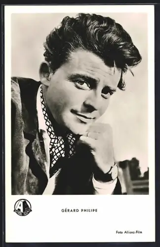 AK Schauspieler Gerard Philipe flirtet mit der Kamera