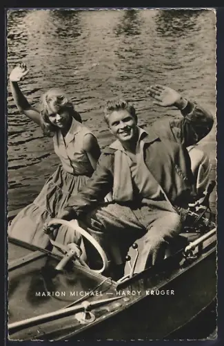 AK Schauspieler Marion Michael und Hardy Krüger in einem Boot