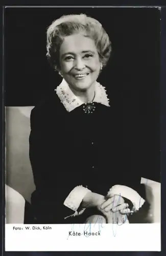 AK Schauspielerin Käte Haack auf einem Sessel, Autograph