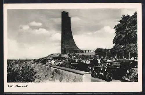 AK Laboe, Marine-Ehrenmal mit Besuchern