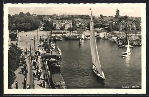 AK Laboe, Hafen mit Segelbooten, Spaziergänger