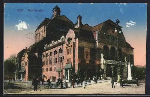 AK Kiel, Fussgänger vor Stadttheater