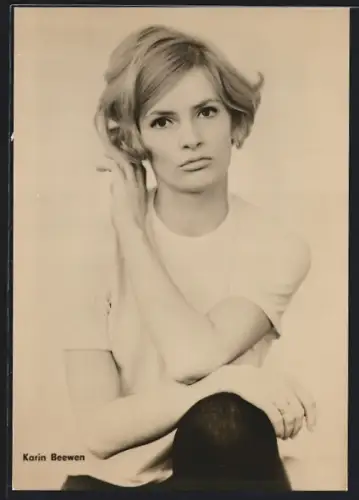 AK Schauspielerin Karin Beewen im weissen Shirt mit angezogenem Knie