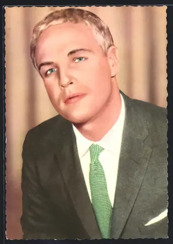 AK Schauspieler Marlon Brando ernst schauend