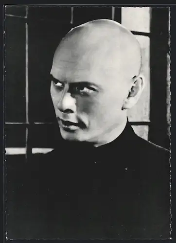 AK Schauspieler Yul Brynner vor einem Gefängnis-Gitter