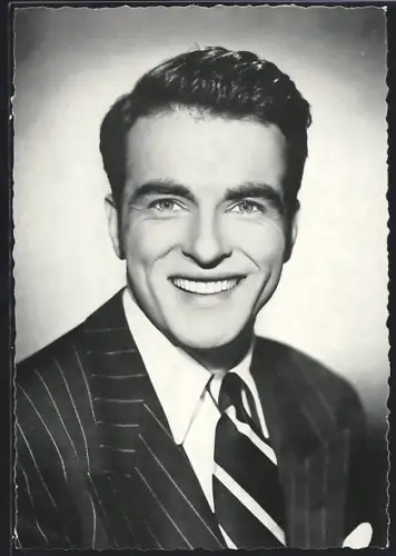 AK Schauspieler Montgomery Clift mit breitem Lächeln