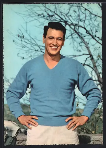 AK Schauspieler Rock Hudson im Grünen
