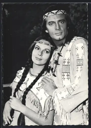 AK Schauspieler Pierre Brice als Winnetou und Schauspieler Karin Dor als Indianerin