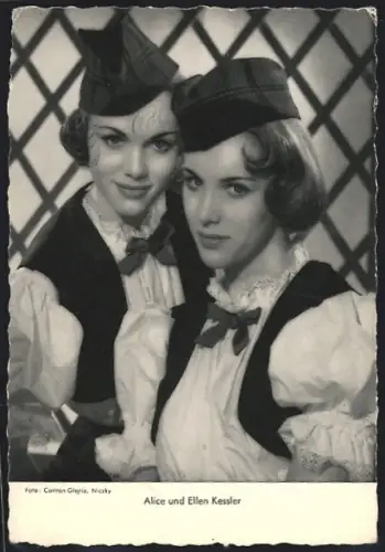 AK Die Musikerinnen Alice und Ellen Kessler mit Schiffchen auf dem Kopf