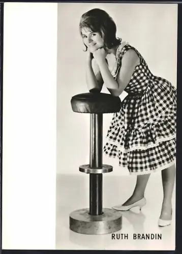 AK Musikerin Ruth Brandin stützt sich lässig auf einen Barhocker