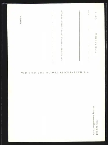 AK Musikerin Ruth Brandin stützt sich lässig auf einen Barhocker