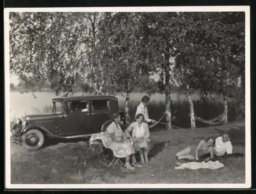 Fotografie Familie beim Picknik mit Opel Auto