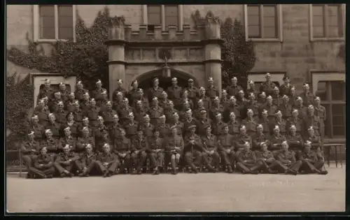 Fotografie britische Soldaten und Offiziere vor Heysham Hall