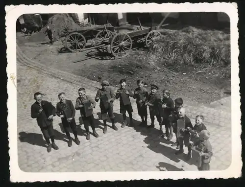 Fotografie junge Knaben mit ihren Ratschen / Rätschen beim Klappern