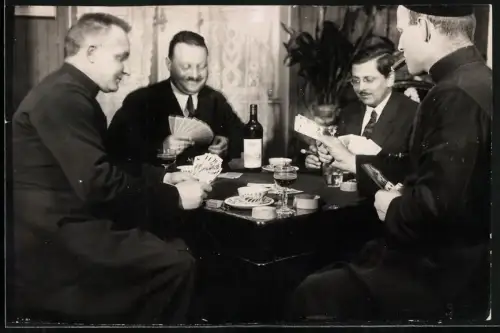 Fotografie vier Herren spielen Skat und trinken Rotwein, Zigarre rauchen