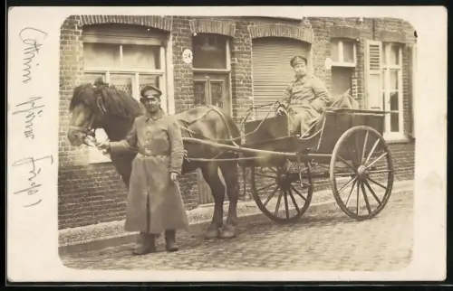Fotografie deutsche Soldaten in Uniform auf einem Pferdekarren in Flandern, 1918