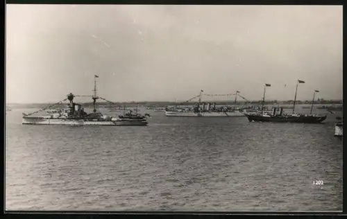 Fotografie englische Kriegsschiffe mit The Royal Yacht