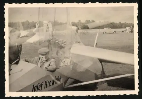 Fotografie Mann und Frau im Segelflugzeug Josef Krawinkel