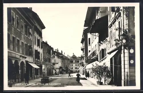 AK Payerne, Rue de Lausanne mit Läden