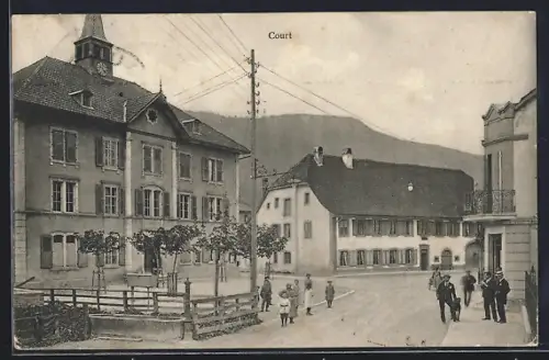 AK Court, Strassenpartie mit Anwohnern