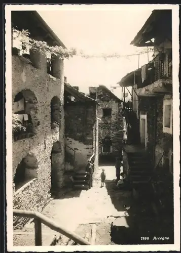 AK Arcegno, Blick in eine Strasse mit altenHäusern