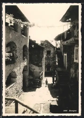 AK Arcegno, Blick in eine Strasse mit altenHäusern