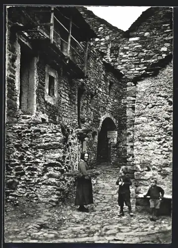AK Arcegno, Strassenpartie und Frau mit Kindern