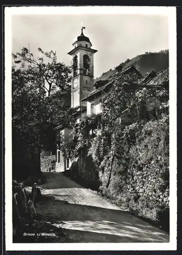 AK Brione s / Minusio, Ortspartie mit Kirchturm