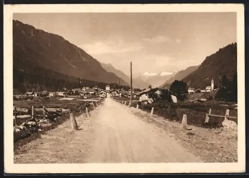 AK Vicosoprano /Val Bregaglia, Strassenpartie mit Bergen